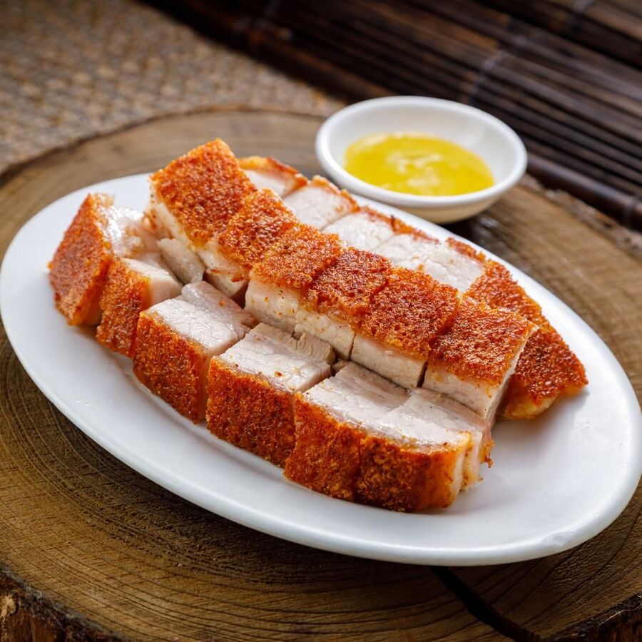 best chinese restaurants in hong kong: Yat Lok (一樂燒鵝), Affordable Michelin-starred roast goose & char siu in Central