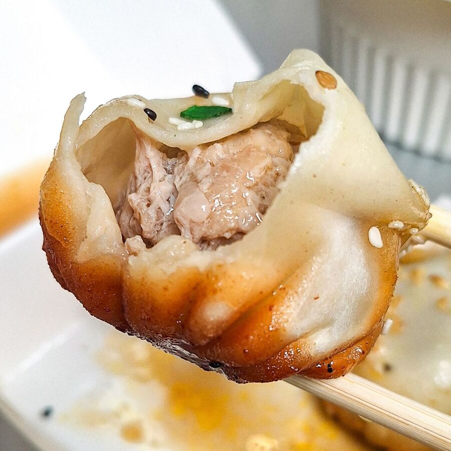 best chinese restaurants in hong kong: Cheung Hing Kee, Famous Shanghai buns in Tsim Sha Tsui