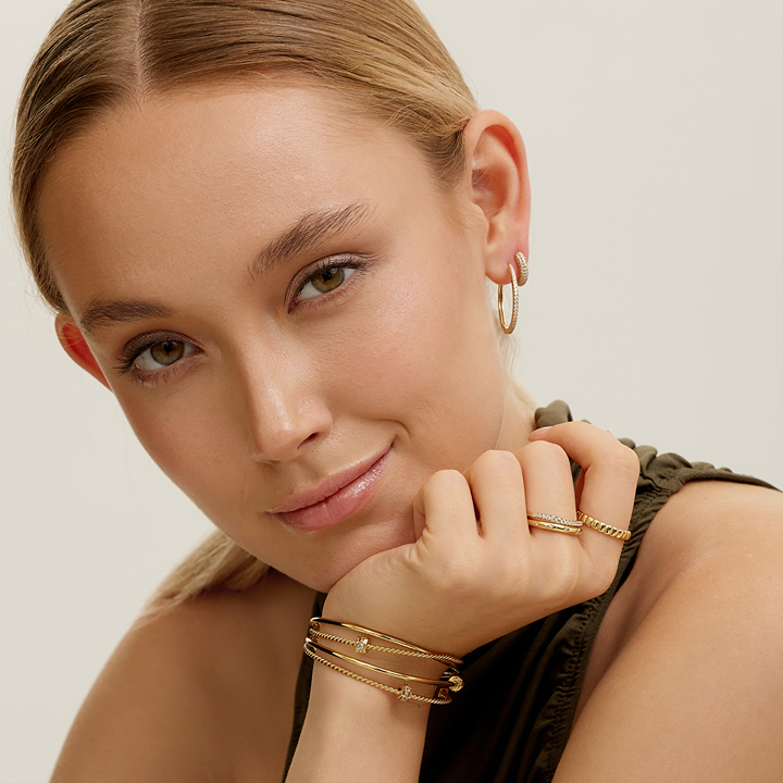 best hong kong jewellery brands, independent and online jewellery stores in hk; apoluna jewelry sells minimalist 14k gold jewellery